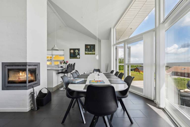 Vacation home with barbeque, patio & sauna | Beach view — photo 4