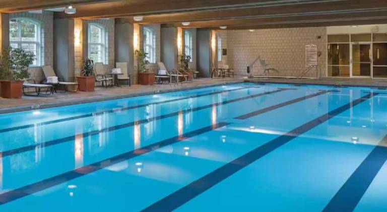 Ample apartment with pool | Next to Beacon Hill | Pet-friendly — photo 4