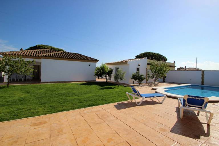 Fully equipped ample house with terrace, private pool & yard | Dogs allowed — photo 4