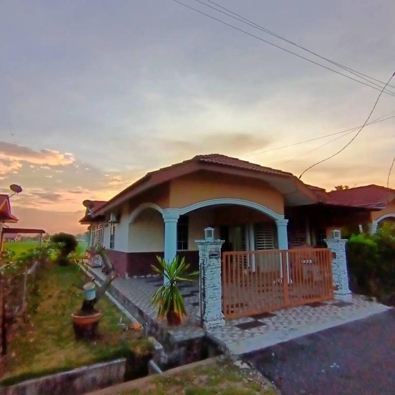 Vacation home with yard & terrace in Perl