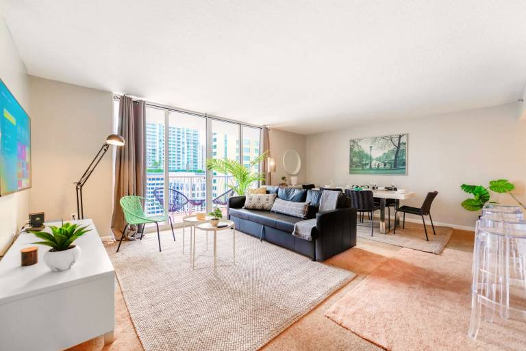 Skyline Luxury Elegant Brickell Condo