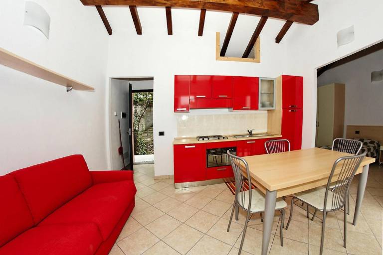 Lovely rental apartment with patio, yard & pool | Pets are welcome — photo 4