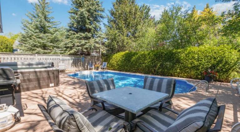 House with pool — photo 3