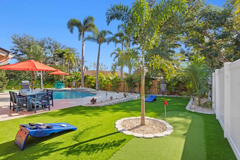 Vacation home with BBQ & private pool — photo 5