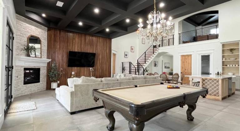 Luxury (Less than mile from AT&T Stadium/GlobeLife) GameRoom/Basketball Hoop in Arlington, TX