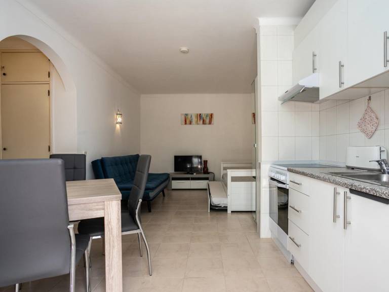 Charming Alvor Flat with Pool and Air Conditioning — photo 4