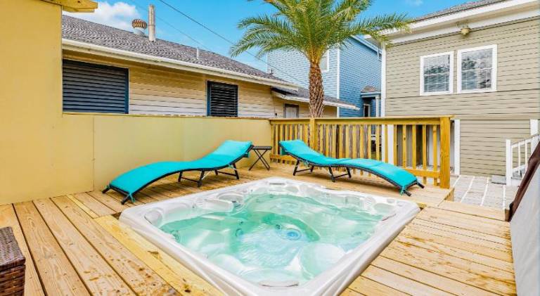 House with hot tub — photo 3
