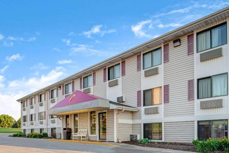 Super 8 by Wyndham Omaha I-80 West — photo 2