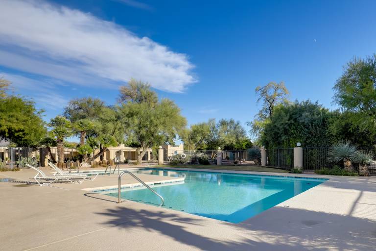 Sunny Tucson Townhome w Patio & Mountain Views