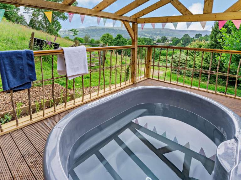 Pleasant vacation home with terrace, jacuzzi & barbecue | Dogs allowed — photo 4