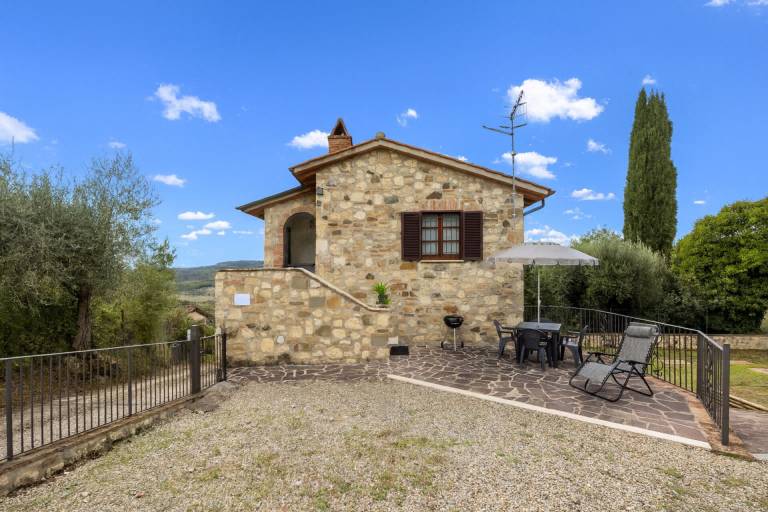 Villa with barbeque & yard — photo 3