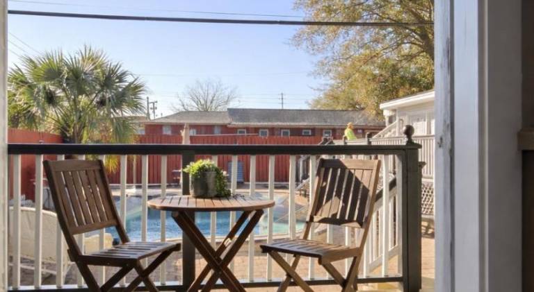 House with pool — photo 4