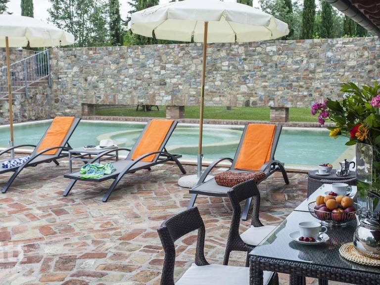 House with barbeque, terrace & private pool | Pets allowed — photo 3