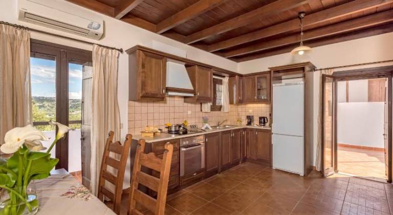 Family-oriented beautiful villa with pool, terrace & garden | Perfect for remote work | Pets allowed — photo 4