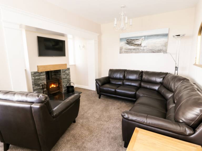 Cottage with BBQ & yard | Beach view — photo 4