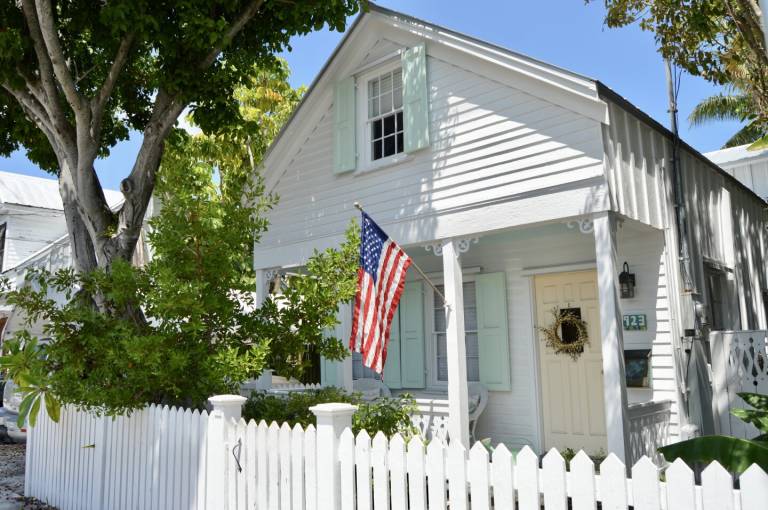 Child-friendly nice vacation home with garden, patio & private pool | Next to Duval Street | Garden view | Pets allowed — photo 2