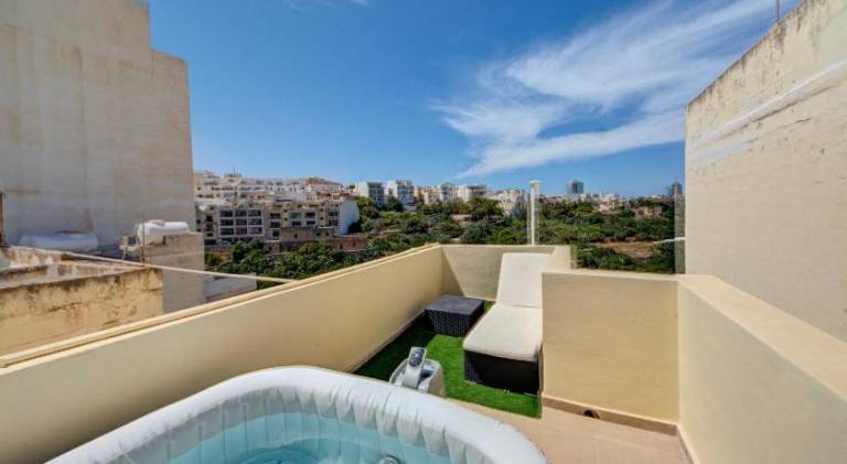 Charming Home with Jacuzzi in St Julians — photo 4