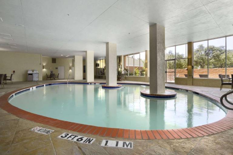Embassy Suites by Hilton Dallas Market Center — photo 5
