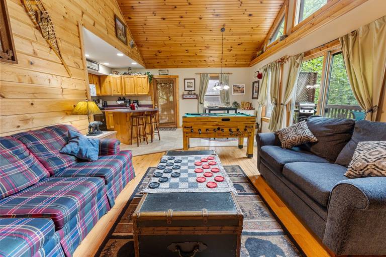3 Bears: Pet Friendly, Free Tix, Hot Tub, Foosball, Pool Table & Pool Access — photo 5