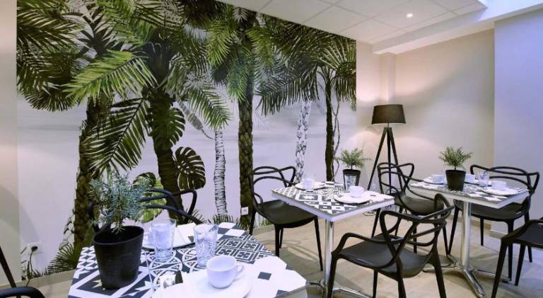 Serviced apartment with yard & patio | Pets allowed — photo 3