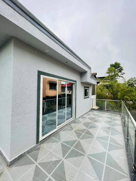 Bungalow with pool & yard — photo 4