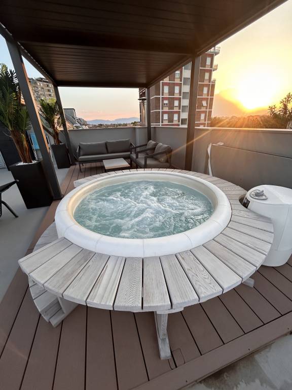 Suite Panoramic Attico con Jacuzzi Privata