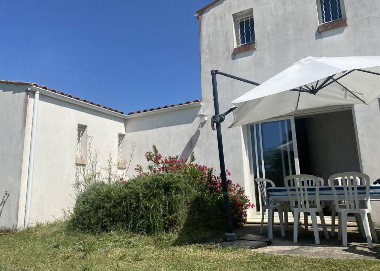 Villa with patio, yard & barbecue — photo 2