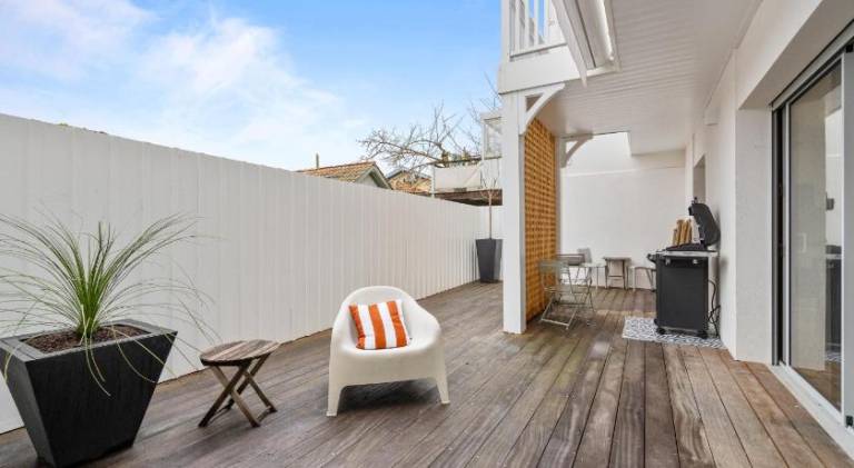 T3 moderne avec une grande terrasse, idealement situe — photo 5