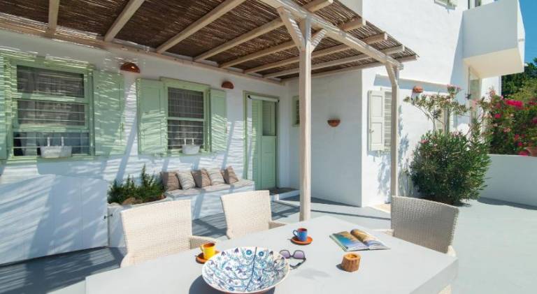House with patio & yard — photo 3