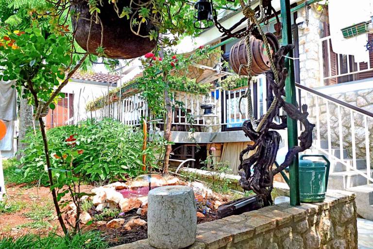 Apartment with jacuzzi, patio & garden — photo 4