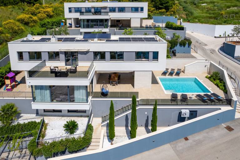 Children-friendly villa with sauna, patio & barbecue | Water view | Pets allowed in Omis