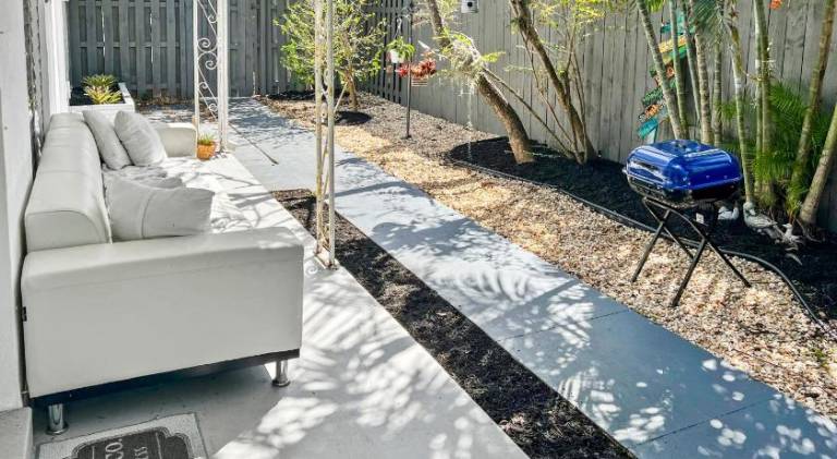 Stylish Cozy Beach Home - Private Backyard, Free Parking & Laundry — photo 4