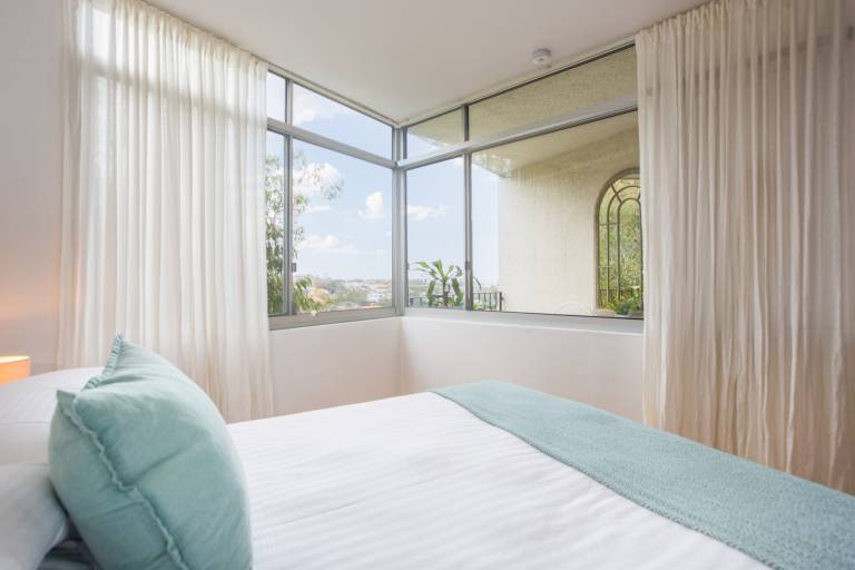Bronte Beach Coastal Apartment with Ocean View