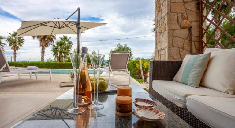 Beautiful villa with patio, garden & private pool | Perfect for remote work | Pets allowed — photo 2