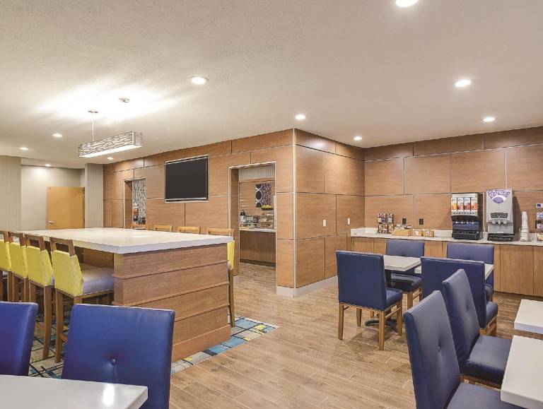 La Quinta Inn & Suites by Wyndham Logan — photo 5