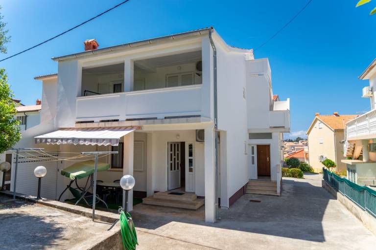 Pleasant rental apartment with patio & barbecue | Pets are welcome in Rab