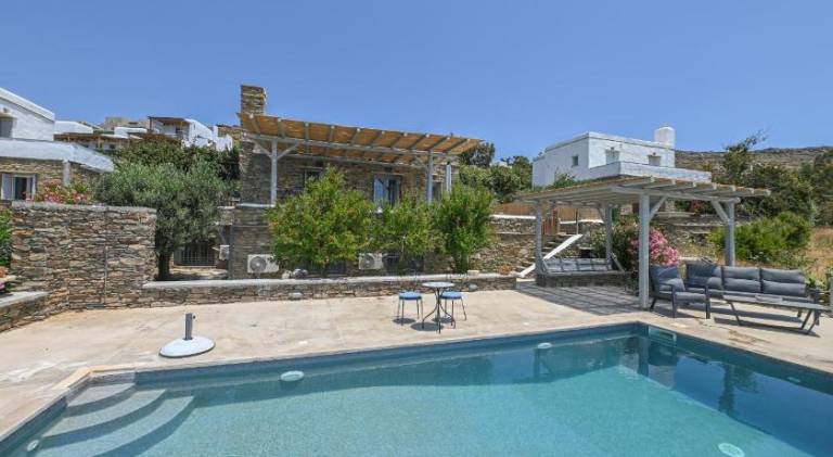 House with yard, patio & private pool in Tinos