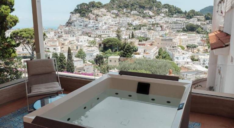 Villa with jacuzzi — photo 2