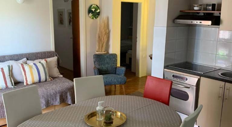 Holiday apartment with garden, private pool & patio — photo 4