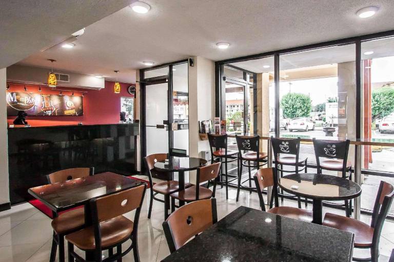 Econo Lodge Inn & Suites Memphis East — photo 4