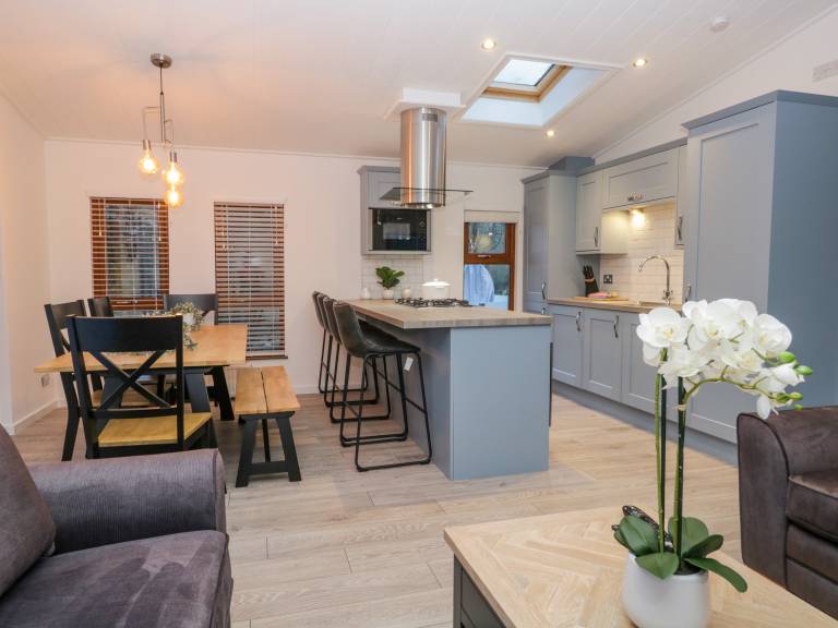 Cottage with hot tub, garden & pool | Beach view — photo 4