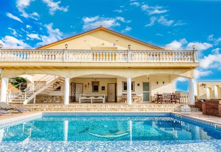 Villa "Costacabana - Villa Madonna", Mountain View, Terrace, Private Pool & Wi-Fi in Lloret de Mar