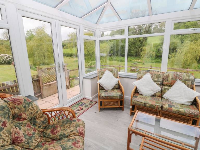 Cottage with garden — photo 4