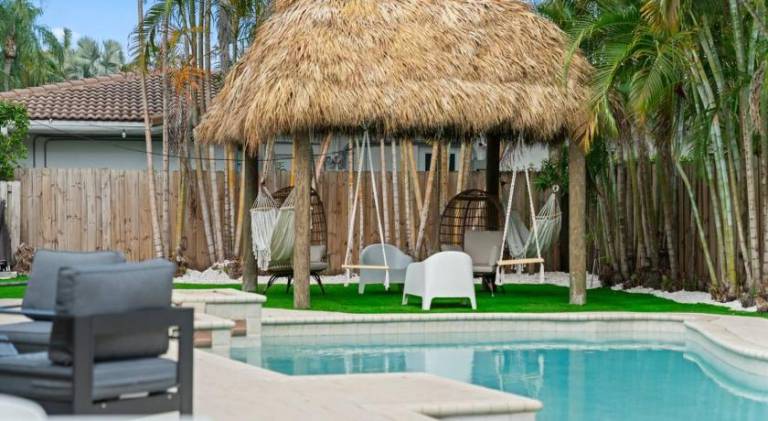 House with pool in Aventura, FL