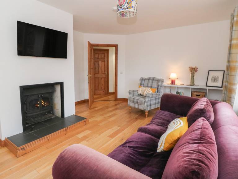Family-oriented cottage with yard | Pets are welcome — photo 2