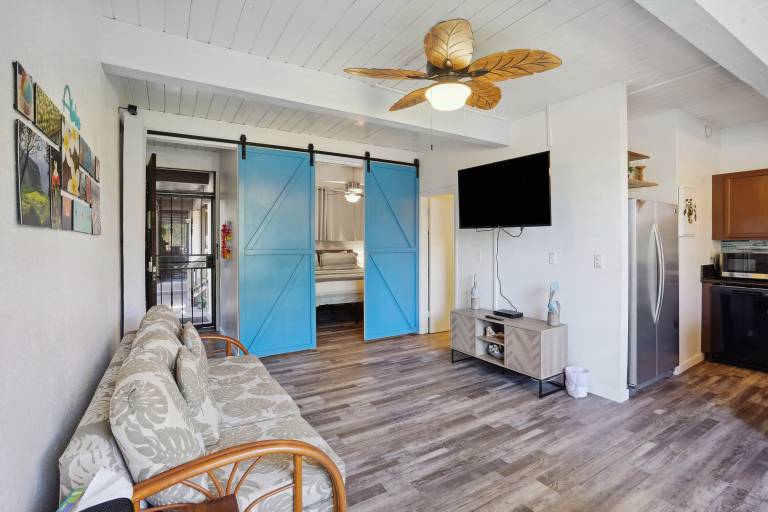 < 1 Mi to Beach + Town! Airy Kailua-Kona Condo — photo 2