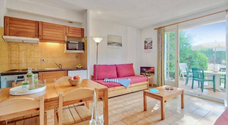 Serviced apartment with pool — photo 2