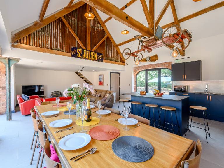 Child-friendly cottage with grill, yard & jacuzzi | River view | Dogs allowed in Gloucester