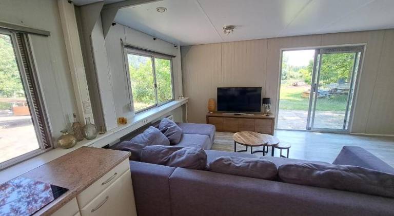 Lodge with terrace & yard | Pet-friendly — photo 2