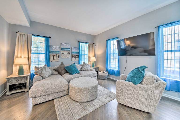 Bright Norfolk Home w Deck 3 Mi to Town